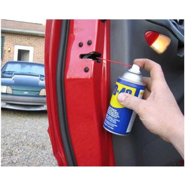کاربرد اسپری رواننده کننده WD-40 برای قفل درب ماشین